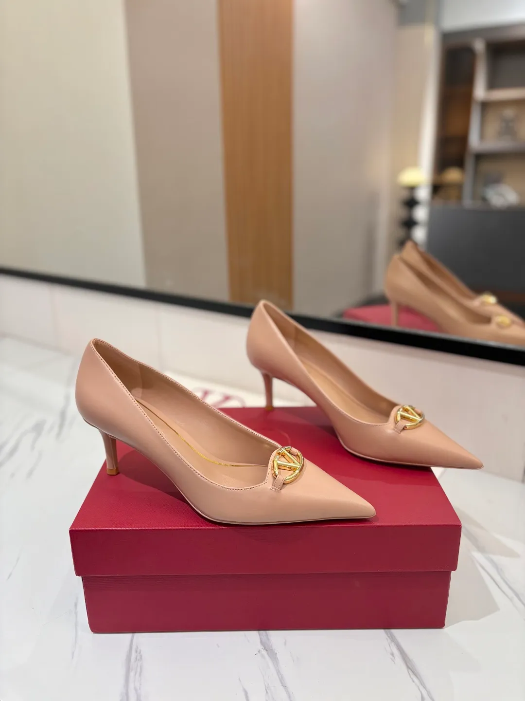 💕💕Factory direct selling price p520💕💕 VALENTINO’s hottest new high-heeled shoes, latest logo buckle, perfect combination with sexy pointed toe❤️‍🔥❤️‍🔥❤️‍🔥❤️‍🔥It is simply the pinnacle of summer fashion💖💖💖💖original replica Upper: patent leather, subleather Outsole: Italian leather outsole Heel height: 6.5cm Size: 35-39 (40 41 42 customized, non-refundable and non-exchangeable)